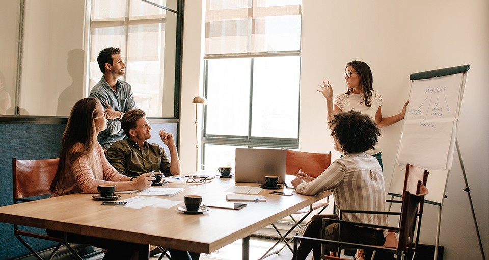 Equipo de empresa recibiendo una formación